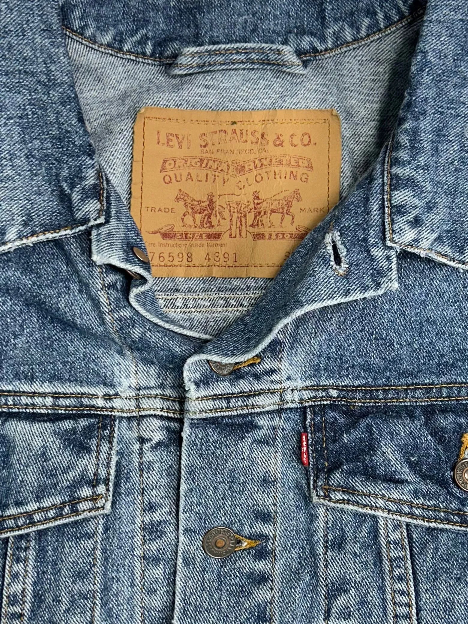 1990's Levi's Oversized Trucker Jacket w/USA Embroidery (JYJ1024-351)