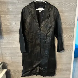 Black leather floral trench coat VTG vintage Allison Woods beautiful detailing
