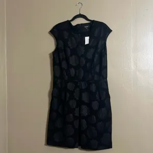 Lord &amp; Taylor Dress Sz L Rose Embossed VNeck Short Sleeve Pleated Career Worship